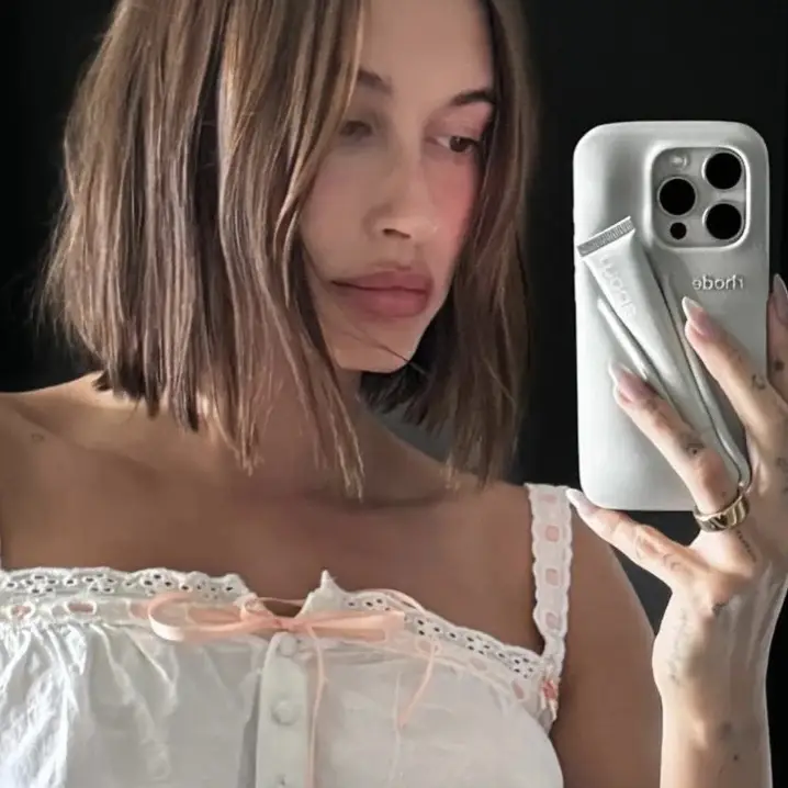 Funda de Silicona Rhode por Hailey Bieber Lip Case para Iphone 15 Pro Max - -Color Gris's photo #3