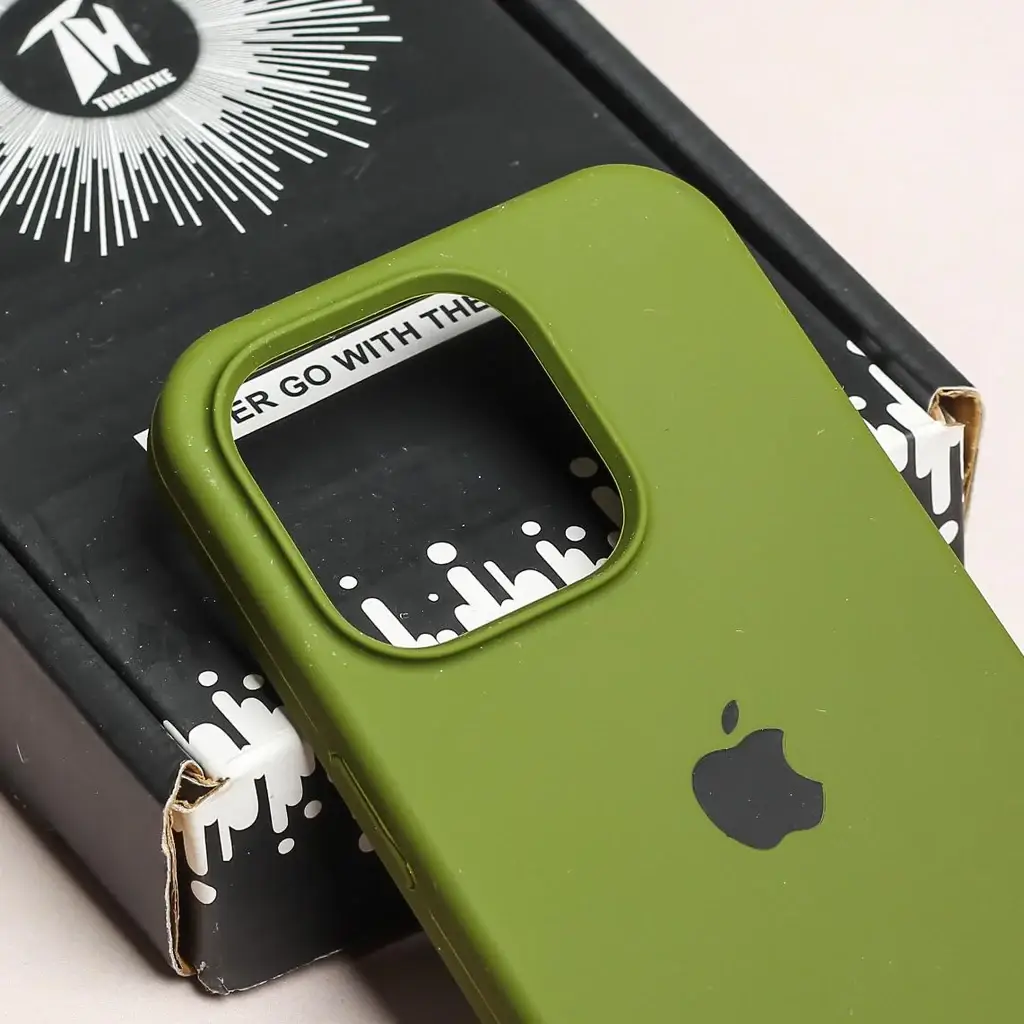 Funda de Silicona para Iphone 15 Pro Original Apple - Color Verde Militar — imagen 2