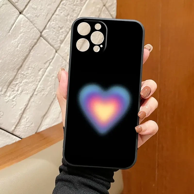 Funda de silicona para iPhone 13 con diseño de corazón de colores - Color: Negro's foto | La Gran Manzana |  BizneCubano