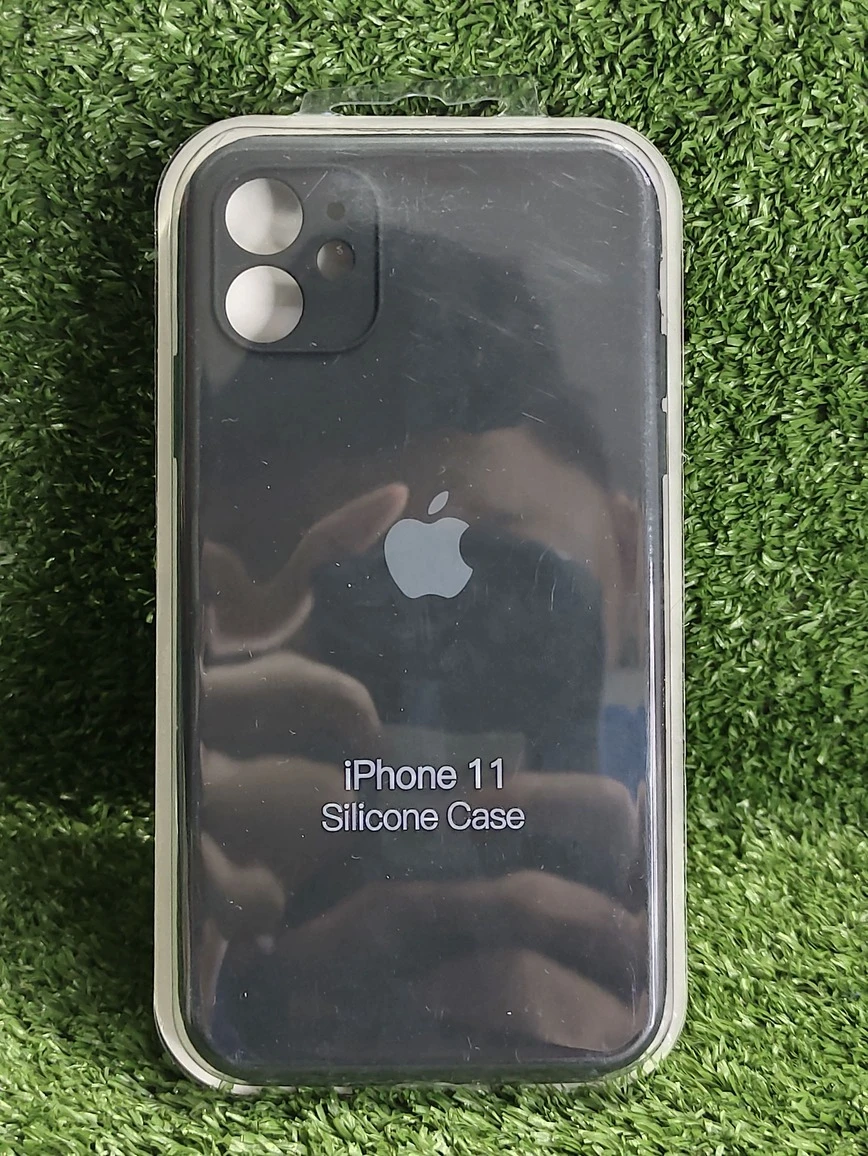 Funda de Silicona para iPhone 11 Original Apple  - Color Negro's foto | La Gran Manzana |  BizneCubano