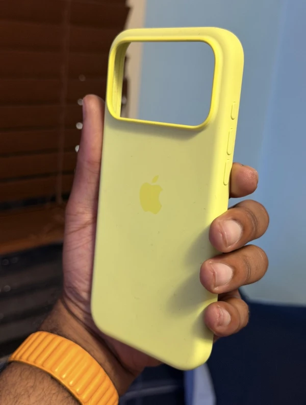 Cover iPhone 17 pro amarillo neón's foto | La Gran Manzana |  BizneCubano